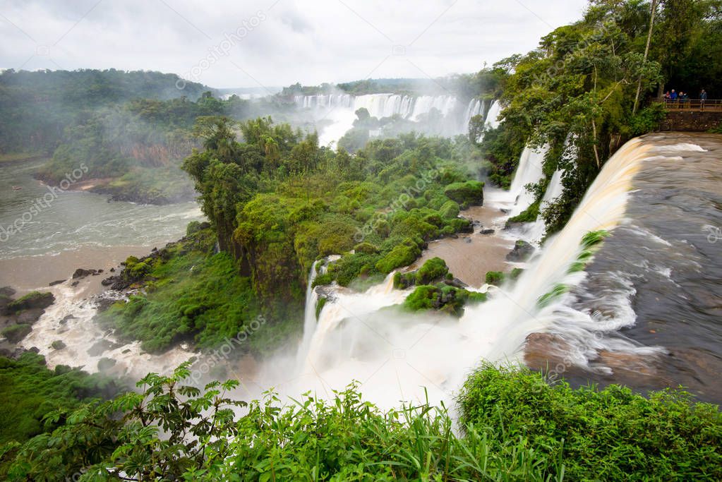 Vista de las Cataratas del Iguazú desde una pasarela turística