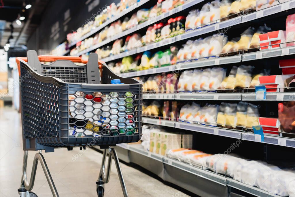 Pasillo de supermercado con góndolas de alimentos en Misiones
