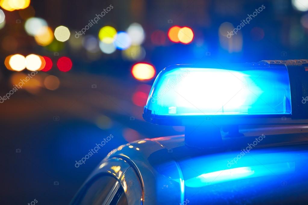 Patrullero de policía en una calle urbana de noche