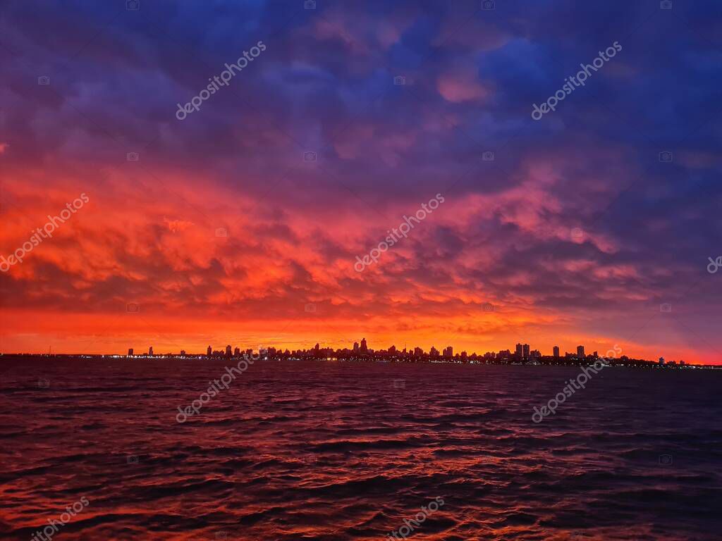 Costanera y ciudad de Posadas al atardecer